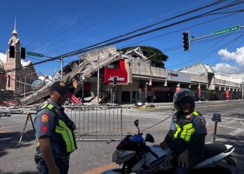 SEBUAH restoran runtuh akibat gempa bumi kuat di selatan Filipina. - AFP