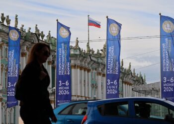 BENDERA dan logo Forum Ekonomi Antarabangsa St. Petersburg (SPIEF) berkibar di hadapan Muzium Negeri Hermitage menjelang acara pembukaan di Saint Petersburg, Russia kelmarin.- AFP
