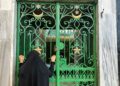 SEORANG wanita melihat pintu pagar besi semasa sambutan Tahun Baharu Hijrah di Masjid Ibrahimi, dikenali sebagai Gua Patriark, yang terletak di dalam sektor H2 di bawah kawalan Israel di bandar Hebron, Tebing Barat.- AFP