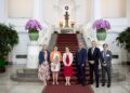 Naib Presiden Taiwan, Hsiao Bi-khim (tengah) bergambar bersama Laura McClure (kiri), Maureen Pugh (dua dari kiri), Duncan Webb (tiga dari kanan) dan David Wilson (dua dari kanan) di Pejabat Presiden di Taipei pada 7 Mei lalu.- AFP