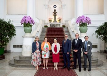 Naib Presiden Taiwan, Hsiao Bi-khim (tengah) bergambar bersama Laura McClure (kiri), Maureen Pugh (dua dari kiri), Duncan Webb (tiga dari kanan) dan David Wilson (dua dari kanan) di Pejabat Presiden di Taipei pada 7 Mei lalu.- AFP
