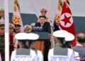 PEMIMPIN Korea Utara, Kim Jong Un (tengah) menyampaikan ucapan semasa majlis pentauliahan kapal pemusnah berbilang misi, Choe Hyon, di pelabuhan Nampo.- AFP