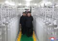 KIM Jong-un (depan kanan), meninjau kilang pengeluaran bahan nuklear yang baru dirasmikan di lokasi yang tidak didedahkan di Korea Utara. - AFP