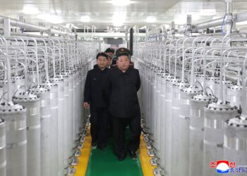 KIM Jong-un (depan kanan), meninjau kilang pengeluaran bahan nuklear yang baru dirasmikan di lokasi yang tidak didedahkan di Korea Utara. - AFP