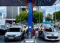 ORANG ramai mengisi minyak kereta mereka di stesen minyak Gazpromneft di Moscow kelmarin. - AFP