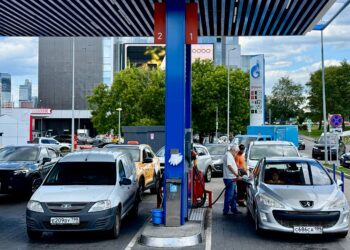 ORANG ramai mengisi minyak kereta mereka di stesen minyak Gazpromneft di Moscow kelmarin. - AFP