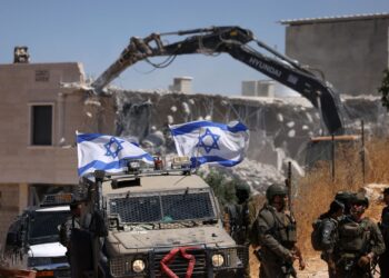 JENTOLAK Israel merobohkan rumah keluarga Palestin di kampung Qilqes, beberapa kilometer dari penempatan Israel di Beit Hagai, selatan bandar Hebron di Tebing Barat.- AFP