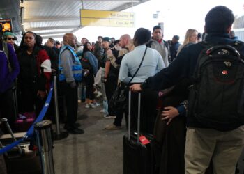 AS mahu membatalkan ratusan visa dalam skim pelancongan bersalin. - AFP