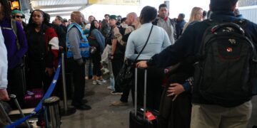AS mahu membatalkan ratusan visa dalam skim pelancongan bersalin. - AFP
