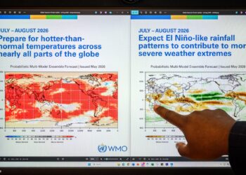 KETUA Perkhidmatan Ramalan Iklim WMO, Wilfran Moufouma-Okia menunjukkan graf fenomena El Nino yang dipaparkan pada skrin komputer di ibu pejabat WMO di Geneva-AFP 