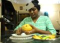 NAGIREDDY Sriramyachandra memakai telefon pintar di kepala untuk merakam pergerakannya ketika memotong buah mangga di kediamannya di Chennai, India.-AFP