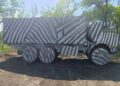 FOTO tular trak perisai yang dicat hitam putih menggunakan teknik Dazzle di Russia.-AGENSI