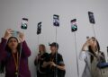 Produk keluaran Apple seperti iPhone kemungkinan akan dinaikkan harga. - AFP