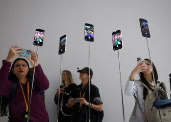 Produk keluaran Apple seperti iPhone kemungkinan akan dinaikkan harga. - AFP