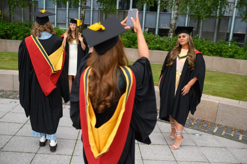 Separuh graduan UK raih gaji bawah purata selepas 