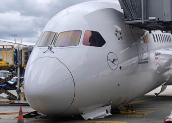 MUNCUNG pesawat Lufthansa ‘tersembam’ di atas landasan. -  Flightradar24