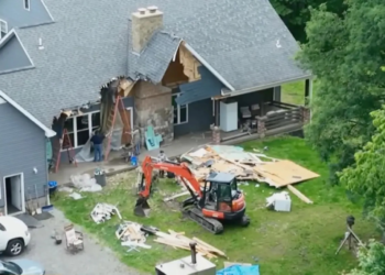 KEADAAN kediaman yang dirobohkan Eric Pierwsza di daerah Butler, Pennsylvania.-AGENSI