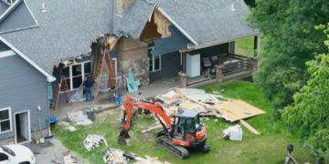 KEADAAN kediaman yang dirobohkan Eric Pierwsza di daerah Butler, Pennsylvania.-AGENSI