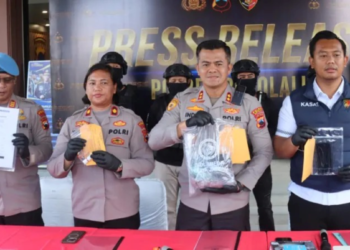 PASUKAN penyiasat menunjukkan bahan bukti yang dikumpulkan dalam siasatan kes pembunuhan seorang wanita oleh menantunya di Jawa Tengah.-AGENSI