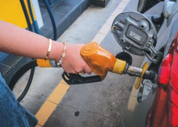 HARGA minyak mentah Brent susut 1.91 peratus kepada AS$73.83 (RM301.77) setong, manakala WTI jatuh 2.03 peratus kepada AS$70.46 (RM288) setong pada lewat petang semalam.