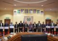ABU Bakar Hamzah (tujuh dari kanan) bergambar bersama selepas Majlis Penyerahan Replika Cek Bagi Kajian Pemajuan dan Pembangunan Sistem di Bawah Peruntukan Kerajaan Negeri Perlis di Kompleks Seri Putra, Kangar, Perlis, hari ini.-UTUSAN/ASYRAF MUHAMMAD