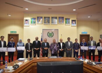 ABU Bakar Hamzah (tujuh dari kanan) bergambar bersama selepas Majlis Penyerahan Replika Cek Bagi Kajian Pemajuan dan Pembangunan Sistem di Bawah Peruntukan Kerajaan Negeri Perlis di Kompleks Seri Putra, Kangar, Perlis, hari ini.-UTUSAN/ASYRAF MUHAMMAD