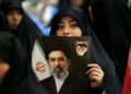 SEORANG wanita Iran memegang gambar Mojtaba Khamenei ketika berkumpul di Masjid Imam Khomeini bagi memperingati mereka yang terkorban dalam peperangan di Teheran, Iran- AFP
