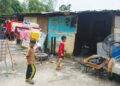 DUA kanak-kanak Rohingya bermain di hadapan sebuah rumah yang menjadi penempatan mereka di Jalan Sungai Tekali, Hulu Langat, Selangor.