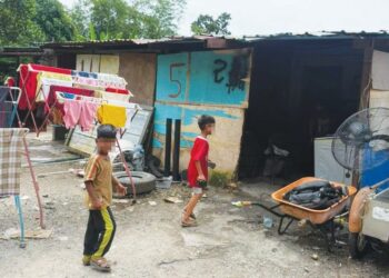DUA kanak-kanak Rohingya bermain di hadapan sebuah rumah yang menjadi penempatan mereka di Jalan Sungai Tekali, Hulu Langat, Selangor.
