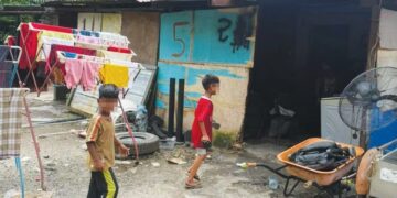 DUA kanak-kanak Rohingya bermain di hadapan sebuah rumah yang menjadi penempatan mereka di Jalan Sungai Tekali, Hulu Langat, Selangor.