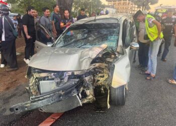 MPV jenis Grand Livina dinaiki dua lelaki tempatan yang turut menemukan sebuah objek menyerupai pistol dalam kemalangan di Jalan Lencongan Barat, Laguna Merbok di Sungai Petani.