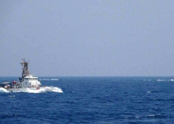 RUNDINGAN damai antara AS-Iran itu merangkumi Selat Hormuz yang ketika ini dikawal oleh Teheran. - AFP