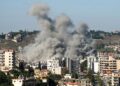 KEPULAN asap kelihatan dari lokasi serangan udara Israel yang menyasarkan bandar Nabatieh di selatan Lubnan semalam.- AFP