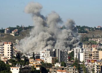 KEPULAN asap kelihatan dari lokasi serangan udara Israel yang menyasarkan bandar Nabatieh di selatan Lubnan semalam.- AFP