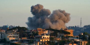 KEPULAN asap kelihatan dari lokasi serangan udara Israel yang menyasarkan bandar Nabatieh di selatan Lubnan kelmarin.- AFP