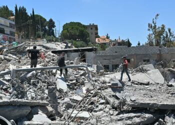 RUMAH dan premis perniagaan musnah akibat serangan tentera Israel di Bir Al-Salasil. - AFP.