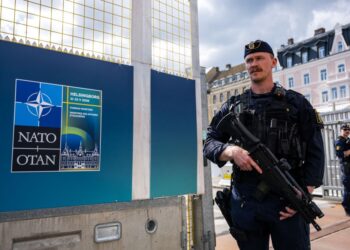 PEGAWAI polis Sweden berkawal di Helsingborg, menjelang Mesyuarat Menteri-Menteri Luar NATO pada 21 Mei lalu.- AFP