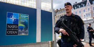 PEGAWAI polis Sweden berkawal di Helsingborg, menjelang Mesyuarat Menteri-Menteri Luar NATO pada 21 Mei lalu.- AFP