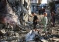 DUA kanak-kanak Palestin bermain di lokasi serangan tentera Israel yang menempatkan khemah keluarga pelarian di Gaza City pada 28 Mei lalu.- AFP
