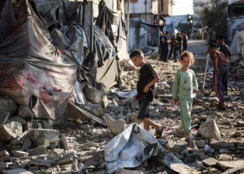 DUA kanak-kanak Palestin bermain di lokasi serangan tentera Israel yang menempatkan khemah keluarga pelarian di Gaza City pada 28 Mei lalu.- AFP