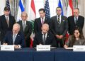SETIAUSAHA Negara AS, Marco Rubio (belakang tengah) menyaksikan Duta Besar Israel ke AS, Yachiel Leiter, Ketua Staf Jabatan Negara, Daniel Holler dan Duta Besar Lubnan ke AS, Nada Hamadeh, menandatangani perjanjian rangka kerja di Washington kelmarin.- AFP