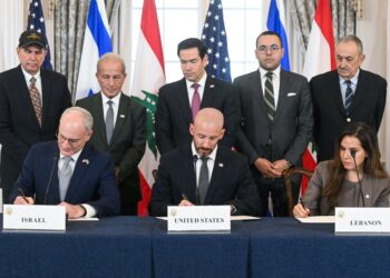 SETIAUSAHA Negara AS, Marco Rubio (belakang tengah) menyaksikan Duta Besar Israel ke AS, Yachiel Leiter, Ketua Staf Jabatan Negara, Daniel Holler dan Duta Besar Lubnan ke AS, Nada Hamadeh, menandatangani perjanjian rangka kerja di Washington kelmarin.- AFP