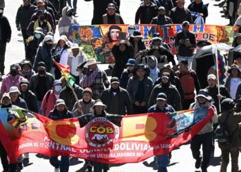 PENUNJUK perasaan berarak untuk membantah kerajaan Presiden Rodrigo Paz di La Paz, Bolivia.- AFP