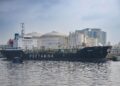 KAPAL memaparkan logo syarikat minyak Pertamina berlabuh di sebuah pelabuhan berhampiran depot minyak di Pelabuhan Tanjung Priok, Jakarta.- AFP