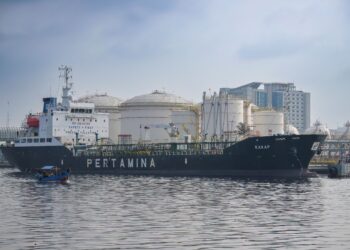 KAPAL memaparkan logo syarikat minyak Pertamina berlabuh di sebuah pelabuhan berhampiran depot minyak di Pelabuhan Tanjung Priok, Jakarta.- AFP