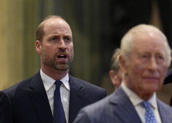 RAJA Charles III dan anaknya, Putera William. - AFP