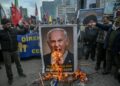 PENUNJUK perasaan membakar poster Perdana Menteri Israel, Benjamin Netanyahu, ketika protes membantah serangan AS-Israel ke atas Iran di Istanbul pada 1 Mac lalu.- AFP