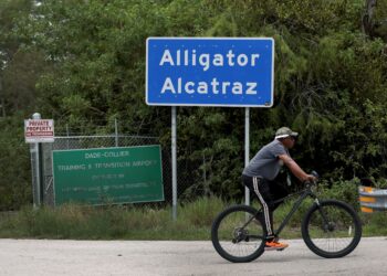 PAPAN tanda pusat tahanan imigresen ‘Aligator Alcatraz’ di Florida. - AFP