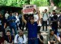 PENYOKONG Parti Janta Lipas (CJP) memegang sepanduk semasa protes mengenai dakwaan penyelewengan dalam peperiksaan utama India di New Delhi semalam.- AFP