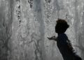 SEORANG budak menyentuh air pancuran di Berlin. - AFP